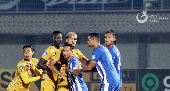 Pelatih Persib Singgung Bhayangkara FC yang Sering Dapat Penalti